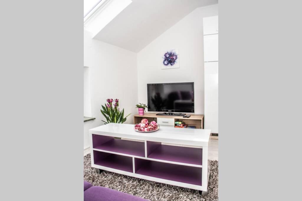 Apartment Pouringraz Fuer Kunst- Und Tennisliebhaber Esterno foto